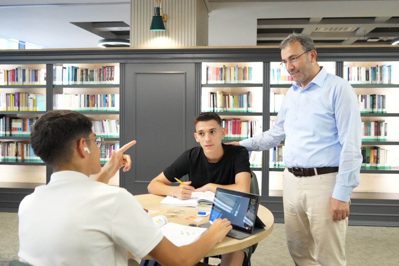 Pendik’te üniversiteye ilk kayıt yaptıranlara 15 bin TL eğitim desteği