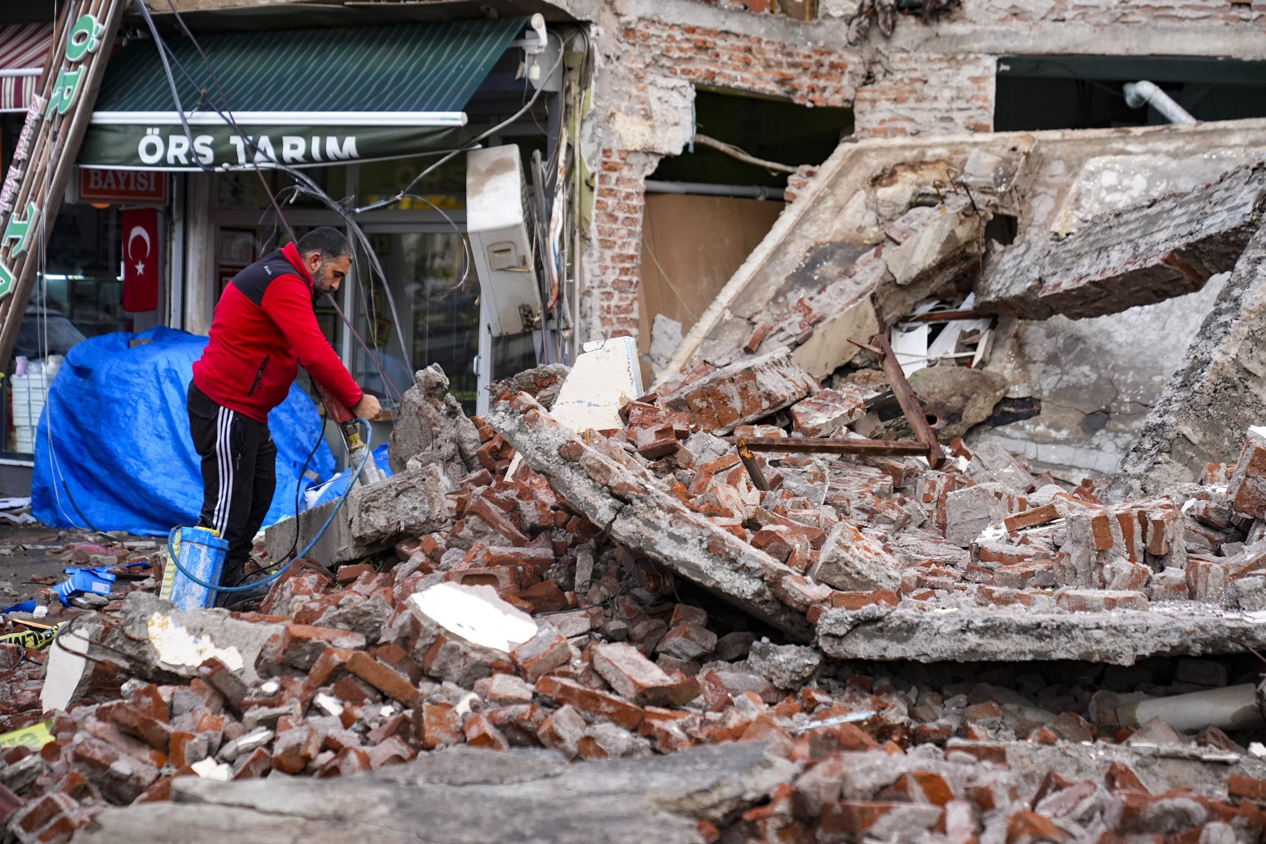 Sındırgı depreminde yaralanan 26 kişilik taburcu edildi