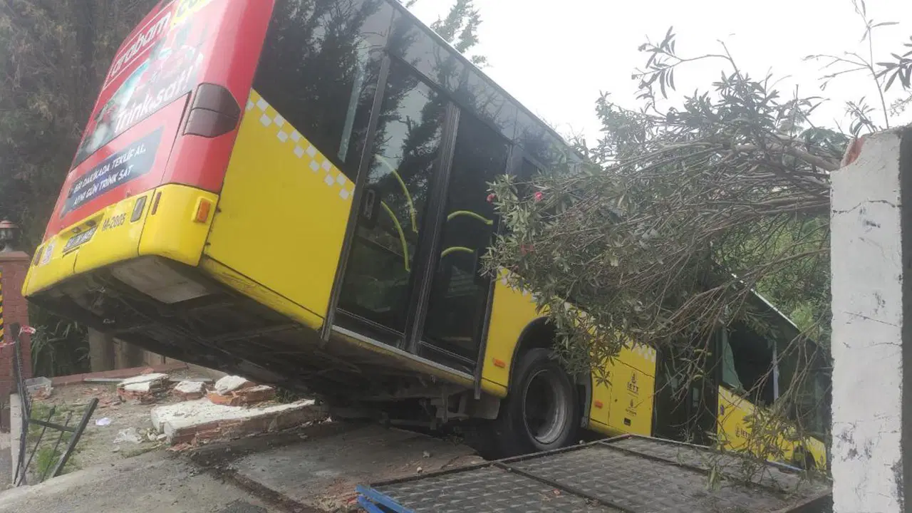 Facianın Eşiğinden Dönüldü: Freni Tutmayan İETT Otobüsü Yoldan Çıktı