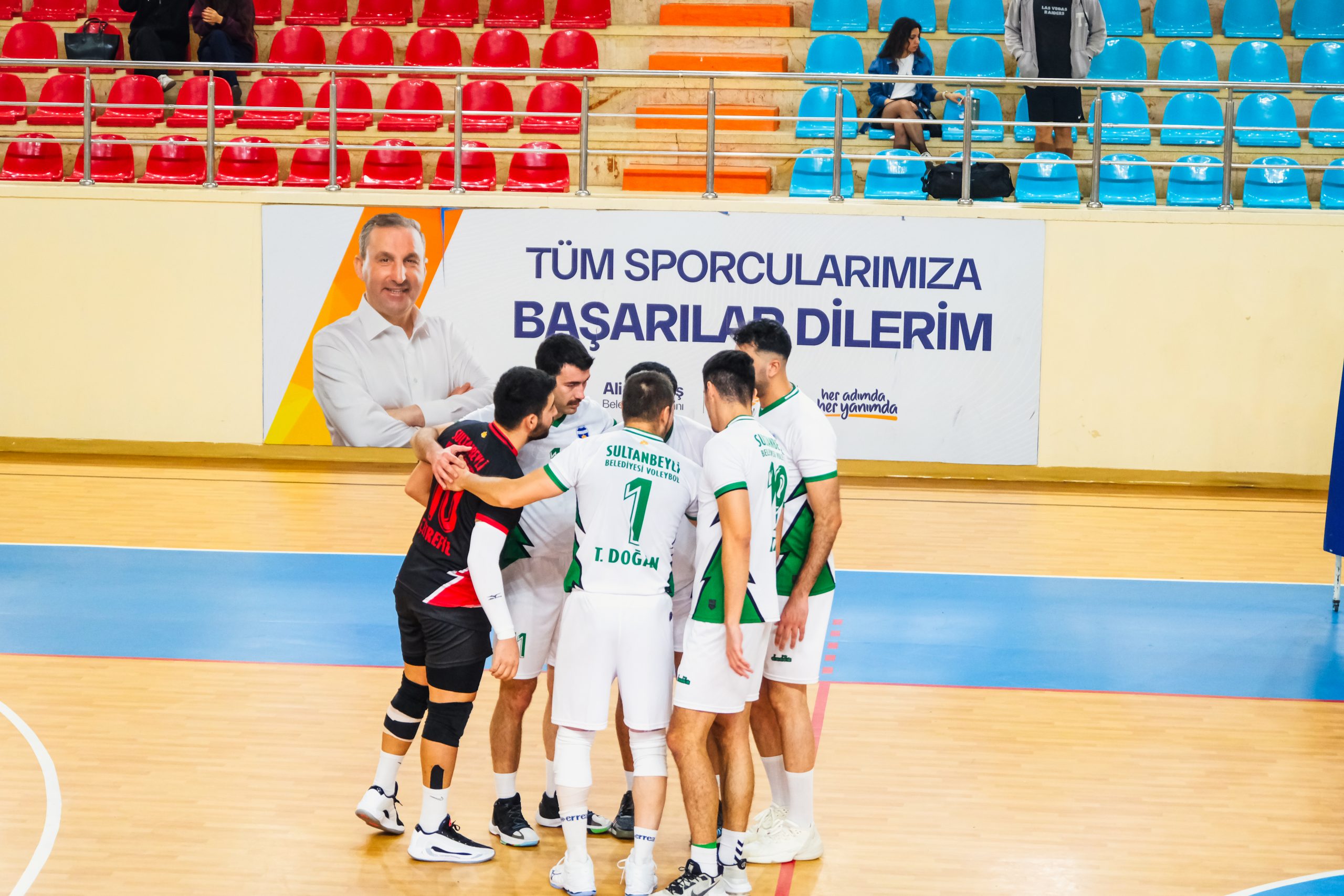 Sultanbeyli Belediyespor Erkek Voleybol Takımı Zirvede!