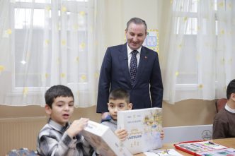 SULTANBEYLİ’DE ASIRLIK GELENEK YAŞATILIYOR: ÇOCUKLARA RAMAZAN KÖŞESİ HEDİYESİ