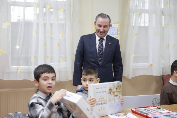 SULTANBEYLİ’DE ASIRLIK GELENEK YAŞATILIYOR: ÇOCUKLARA RAMAZAN KÖŞESİ HEDİYESİ