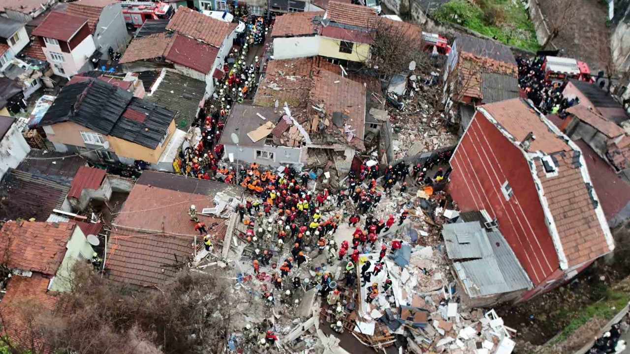 Fatih’te yürekler ağza geldi: Doğalgaz patlaması iki binayı yerle bir etti