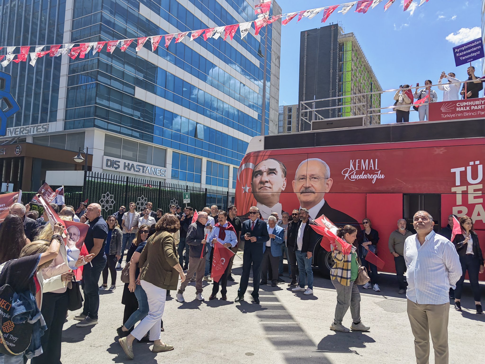 CHP Genel Merkezi’nde Kılıçdaroğlu Sloganları: ‘Halkın Dostu’ Sesleri Yükseldi
