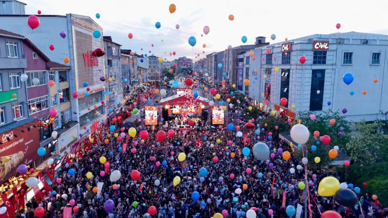 SULTANBEYLİ’DE KANSERİ YENEN ZEYD İÇİN BİNLERCE BALON GÖKYÜZÜNE BIRAKILDI