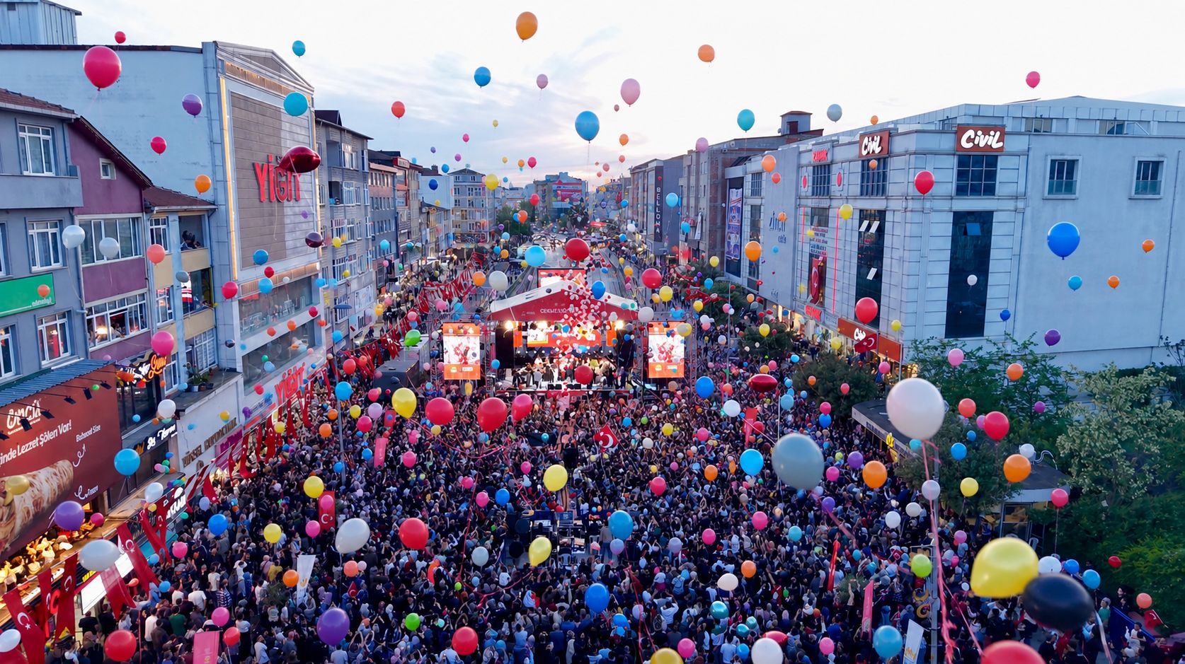 SULTANBEYLİ’DE KANSERİ YENEN ZEYD İÇİN BİNLERCE BALON GÖKYÜZÜNE BIRAKILDI