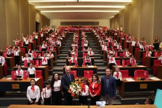 Başkan Yıldırım Sözünü Tuttu: 120 Öğrenciye Tablet Hediyesi