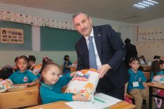 9 BİN ÖĞRENCİYE ÜCRETSİZ KIRTASİYE SETİ