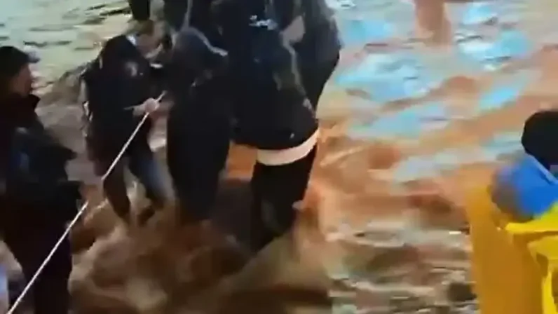 İstanbul’da yollar göle döndü; sokağa halat gerip karşıya geçtiler